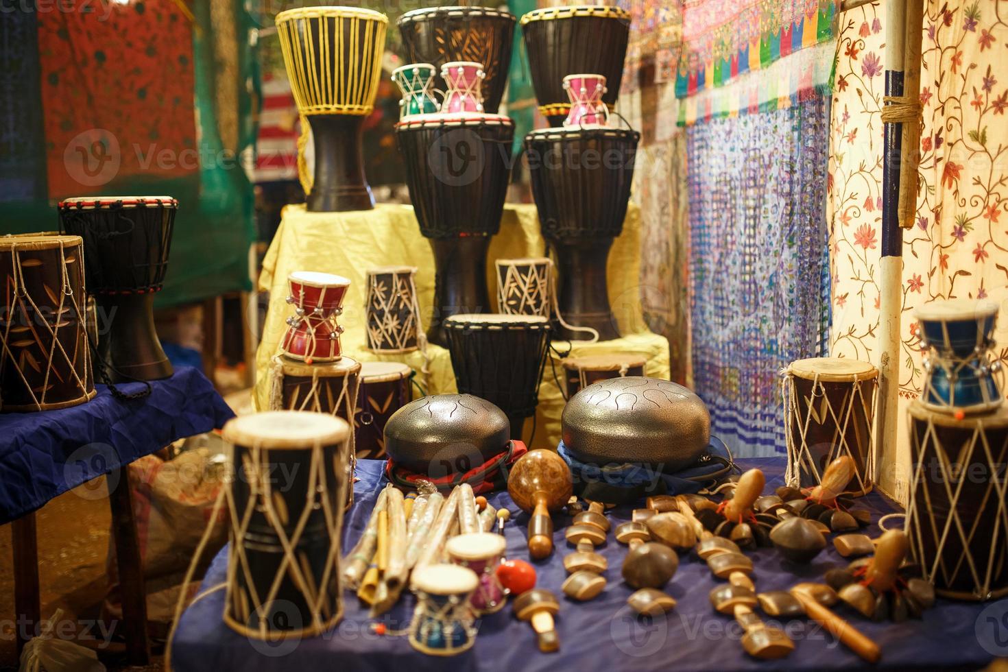 tienda de instrumentos musicales en la playa de arambol. goa, india foto