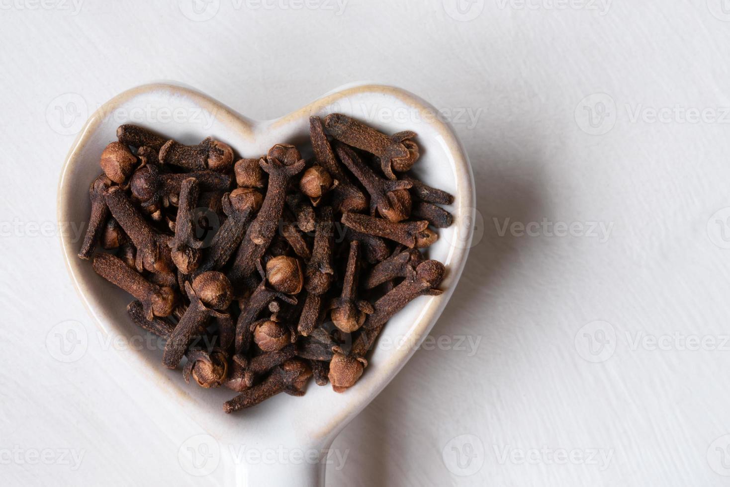 clavos enteros en forma de corazón foto