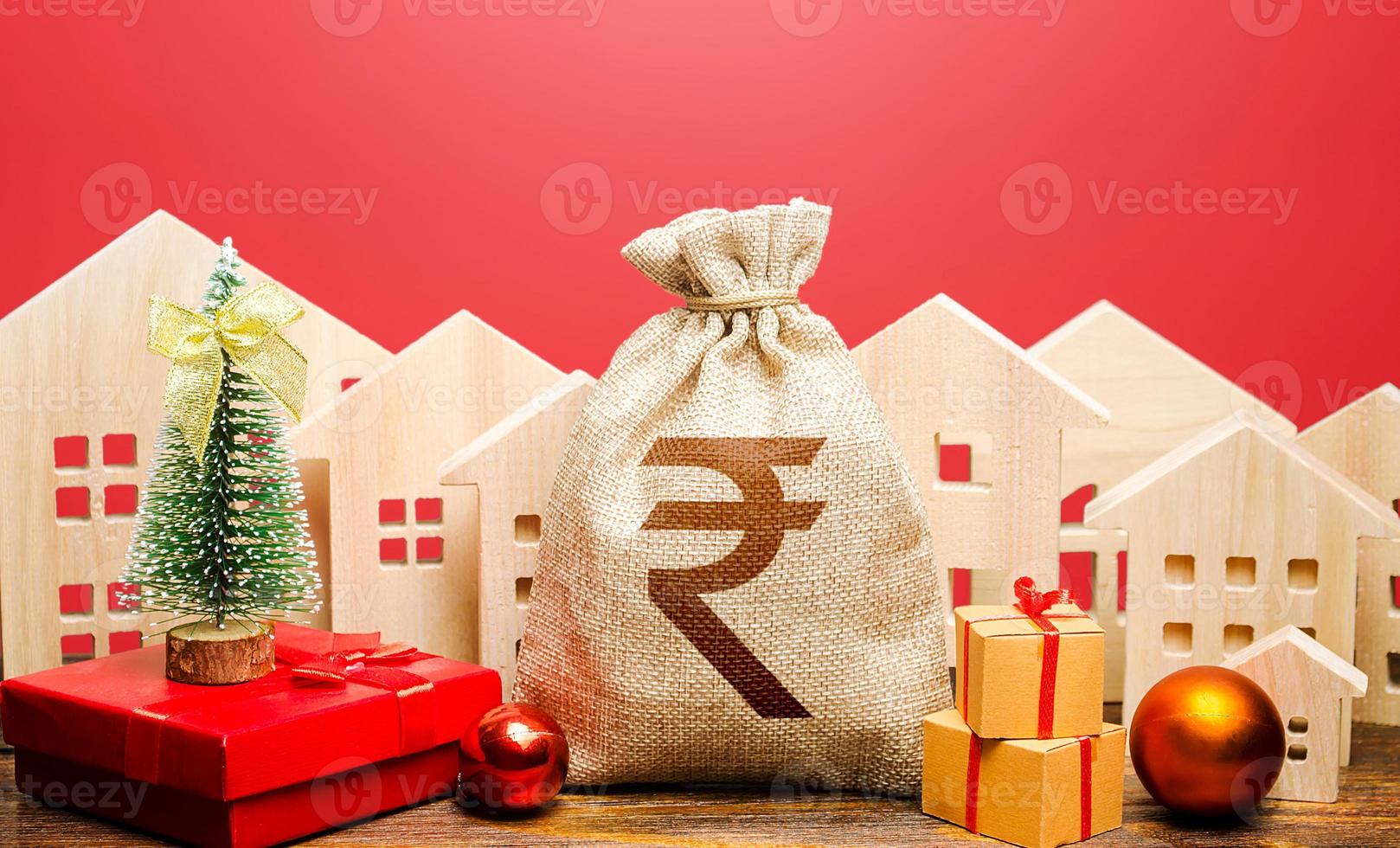 bolsa de dinero de la rupia india y casas en un ambiente de año nuevo. aumento en el atractivo de la inversión, la prosperidad. depósito bancario, crédito. promociones, ofertas. vacaciones de invierno de navidad. préstamos hipotecarios. foto