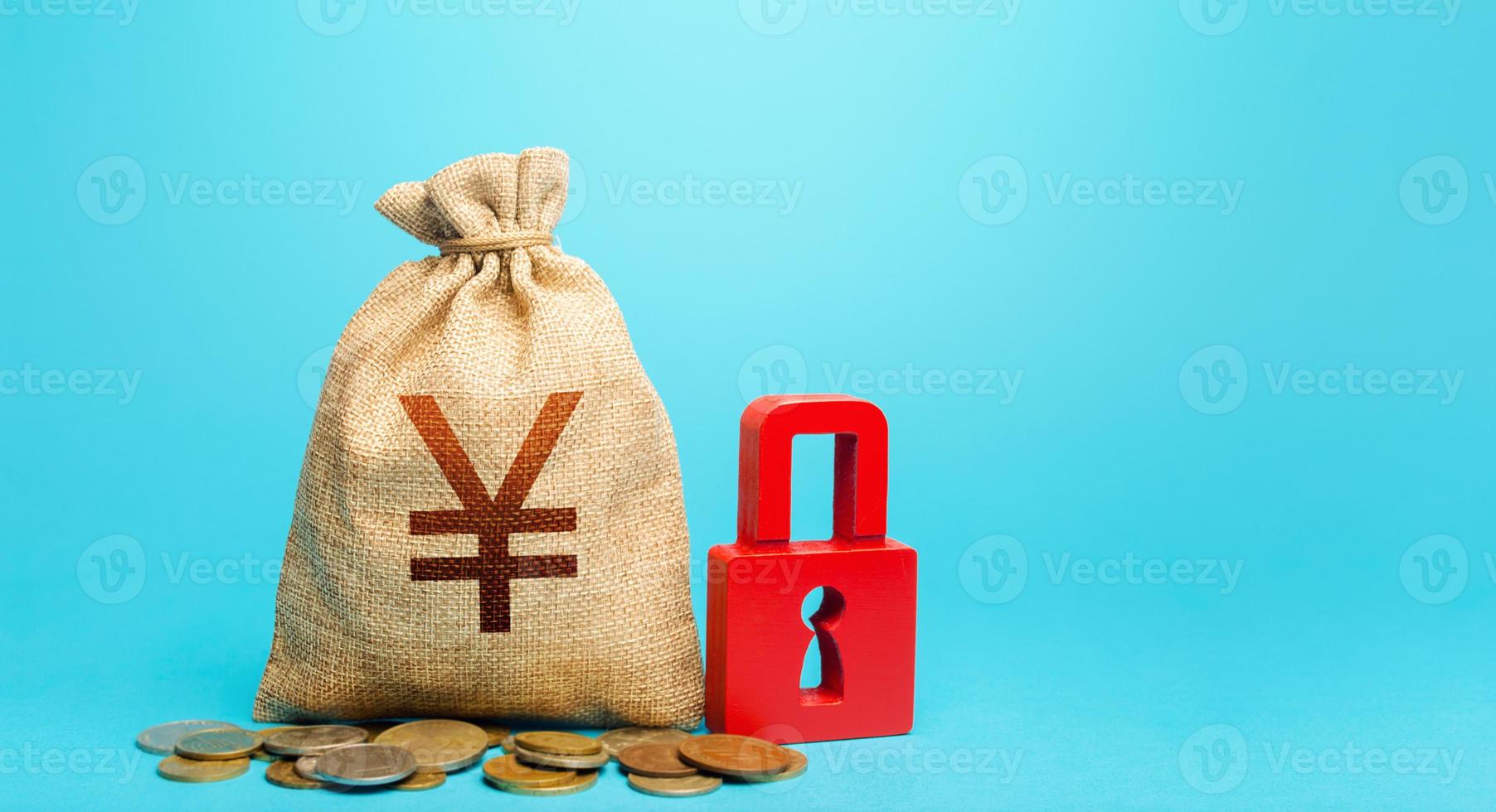 bolsa de dinero yen yuan y candado rojo. bloqueo de cuentas bancarias y embargo de activos. Control estricto del gobierno sobre el sistema financiero. congelamiento de los ahorros previsionales. seguimiento del flujo de caja. foto