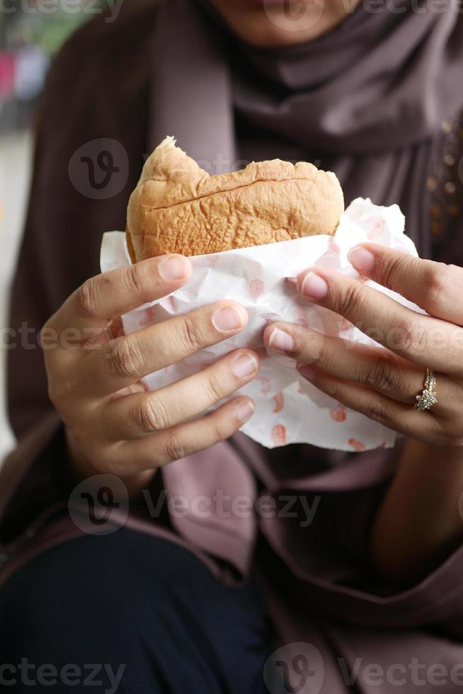 mano de mujer sosteniendo vista superior de hamburguesa de carne foto