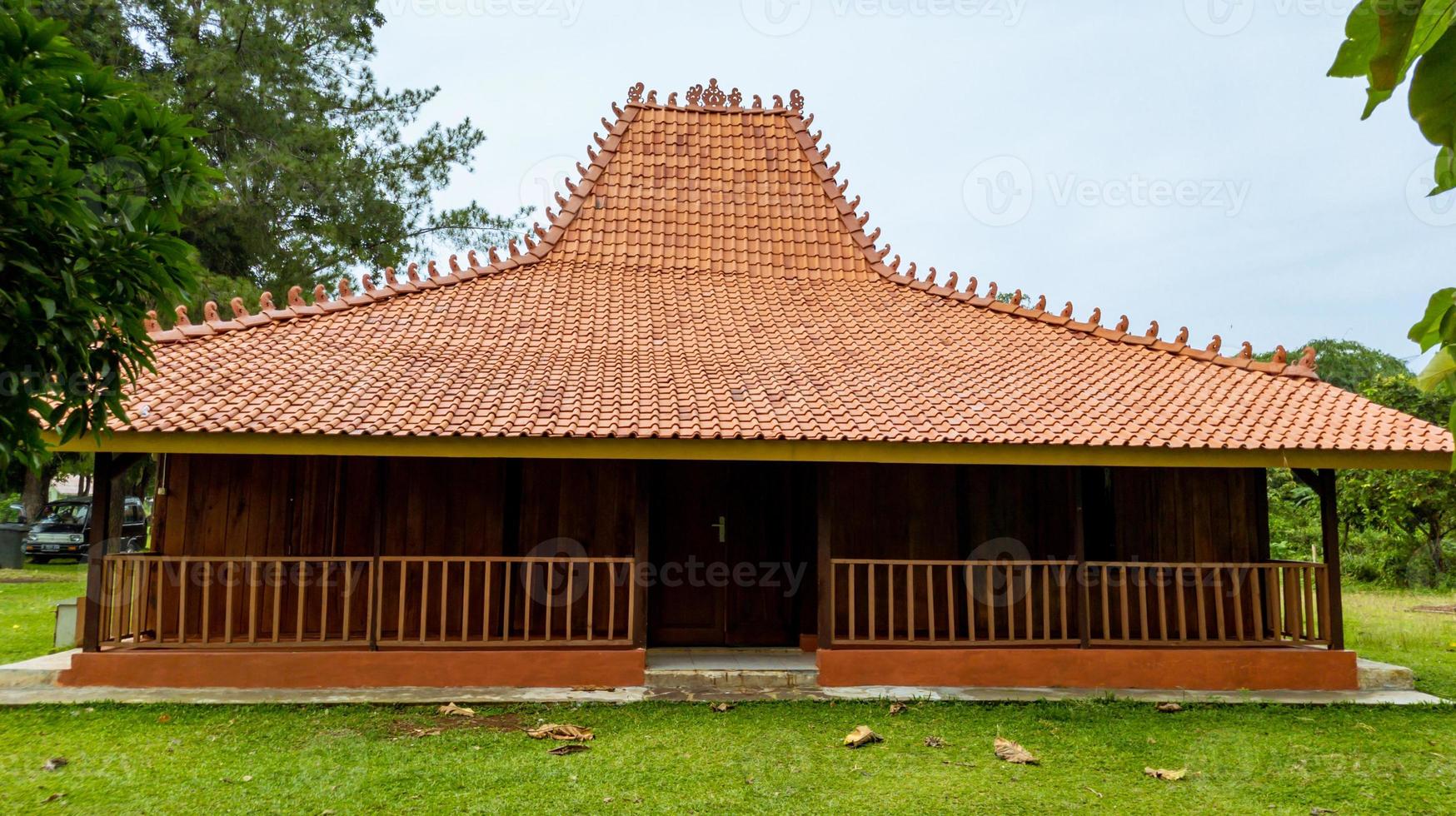 noviembre de 2022, Yakarta, Indonesia, casas tradicionales javanesas, las casas tradicionales indonesias a menudo se llaman casas joglo, arquitectura de madera foto