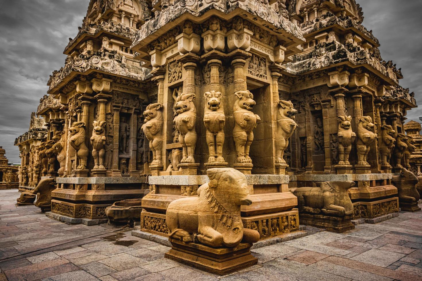 Beautiful Pallava architecture and exclusive sculptures at The Kanchipuram Kailasanathar temple, Oldest Hindu temple in Kanchipuram, Tamil Nadu - best archeological sites in South India photo