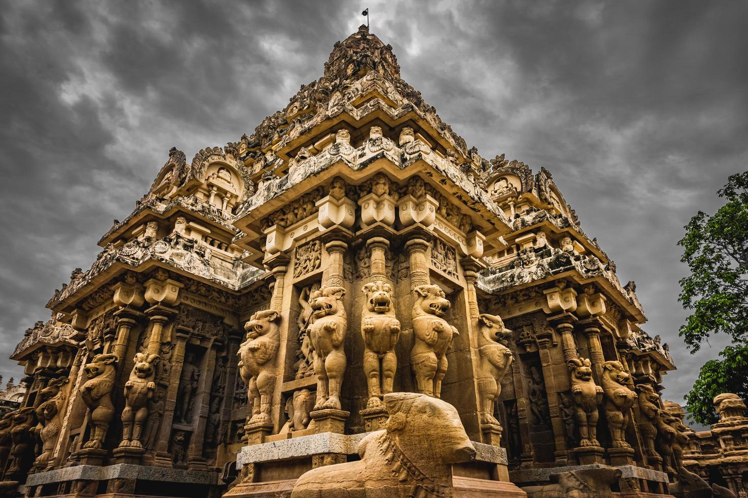 Beautiful Pallava architecture and exclusive sculptures at The Kanchipuram Kailasanathar temple, Oldest Hindu temple in Kanchipuram, Tamil Nadu - best archeological sites in South India photo