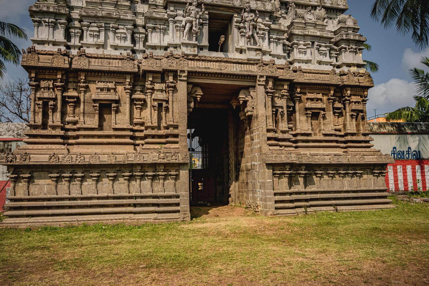 Thirukalukundram is known for the Vedagiriswarar temple complex, popularly known as Kazhugu koil - Eagle temple. This temple consists of two structures, one at foot-hill and the other at top-hill photo