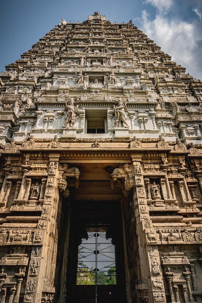 Thirukalukundram is known for the Vedagiriswarar temple complex, popularly known as Kazhugu koil - Eagle temple. This temple consists of two structures, one at foot-hill and the other at top-hill photo