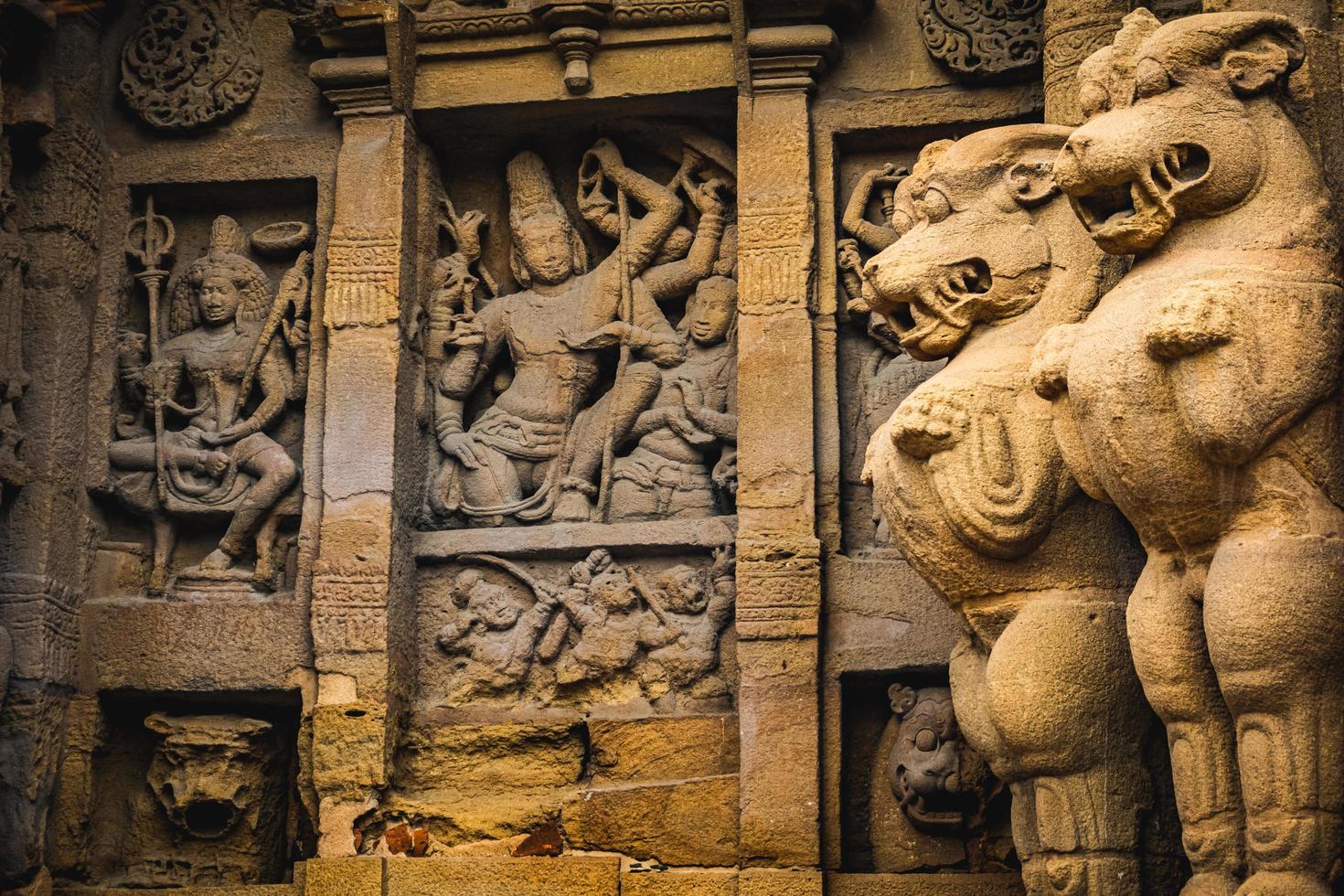 Beautiful Pallava architecture and exclusive sculptures at The Kanchipuram Kailasanathar temple, Oldest Hindu temple in Kanchipuram, Tamil Nadu - best archeological sites in South India photo