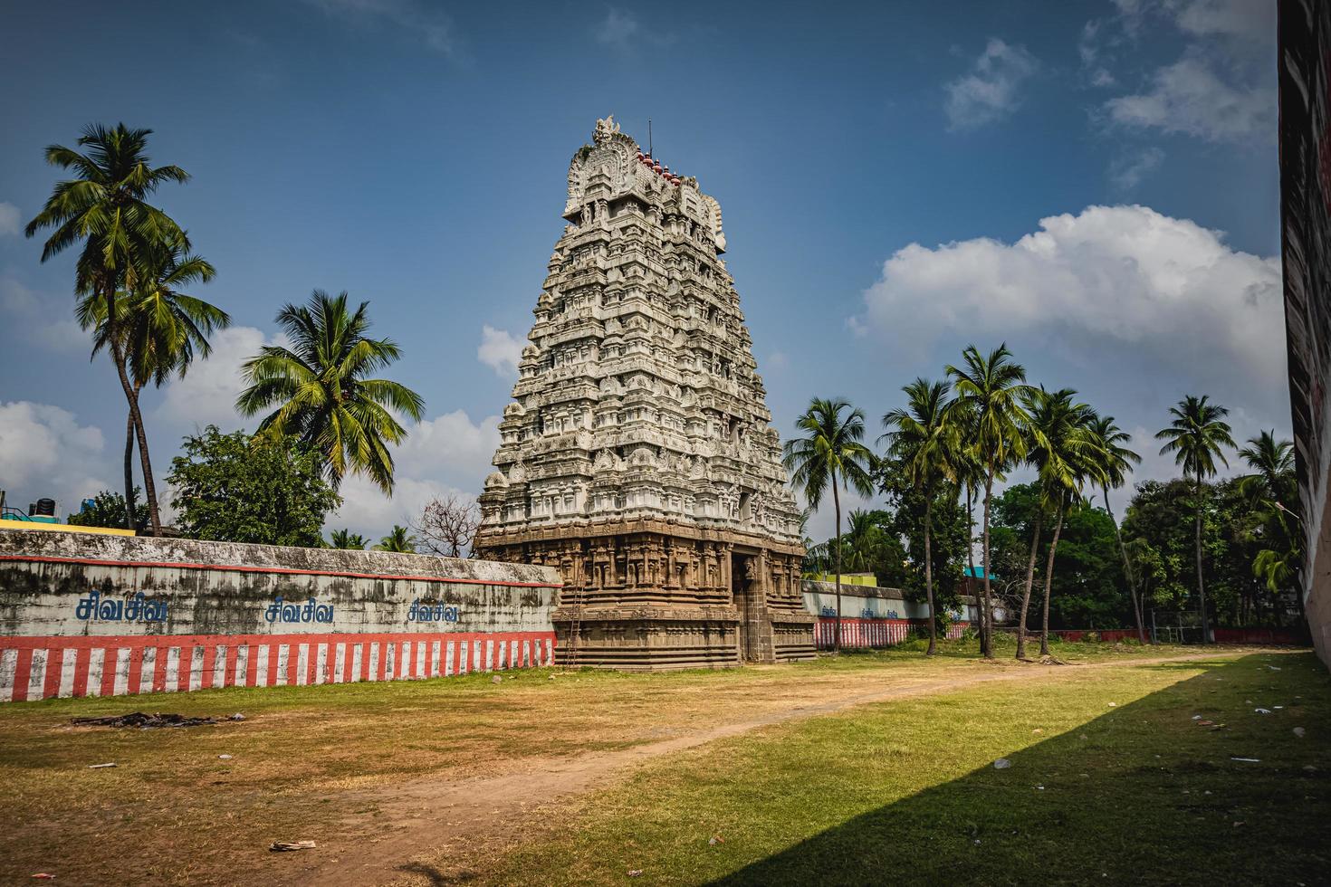 Thirukalukundram is known for the Vedagiriswarar temple complex, popularly known as Kazhugu koil - Eagle temple. This temple consists of two structures, one at foot-hill and the other at top-hill photo