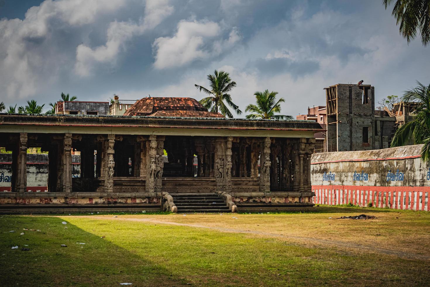 Thirukalukundram is known for the Vedagiriswarar temple complex, popularly known as Kazhugu koil - Eagle temple. This temple consists of two structures, one at foot-hill and the other at top-hill photo