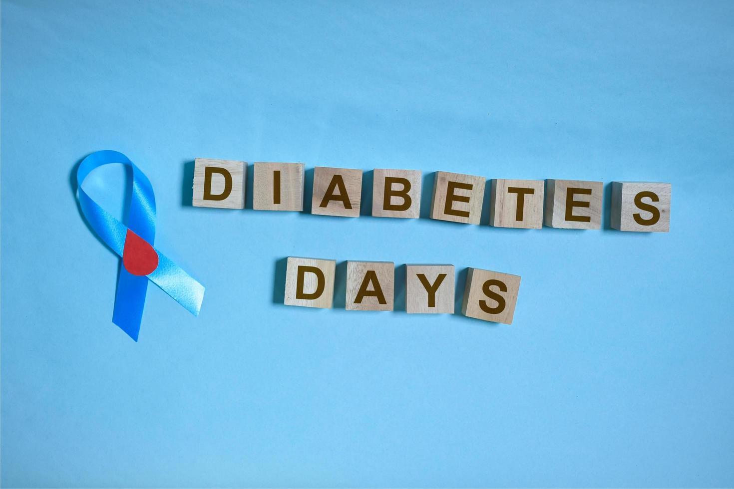 bloques de palabras con las palabras día de la diabetes sobre fondo azul, concienciación sobre la salud, días mundiales de la diabetes, 14 de noviembre foto