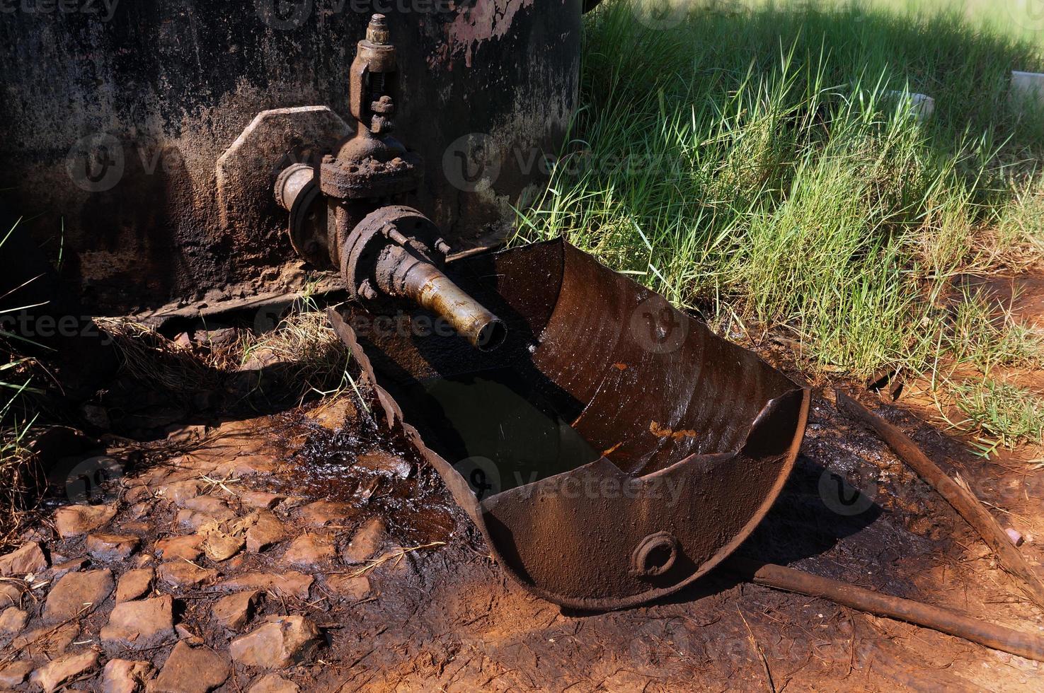 Contaminación del suelo debido al petróleo crudo de pumpjack. un gato de bomba es la unidad de superficie para una bomba de pistón alternativo en un pozo de petróleo. foto