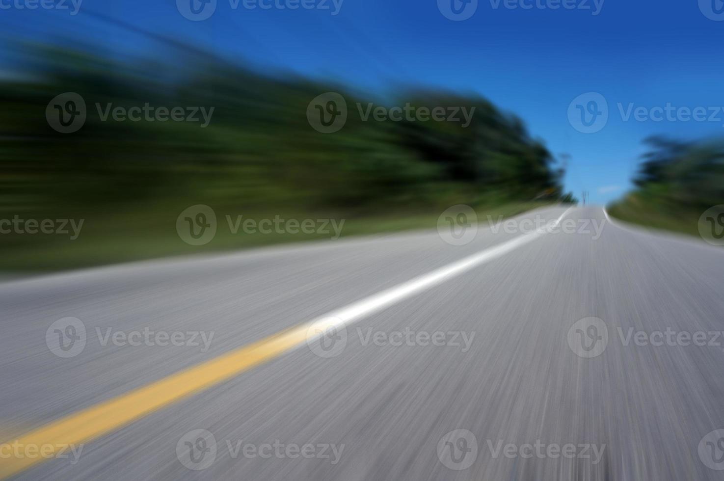 líneas de velocidad de carretera de carretera fondo de textura amarillo y blanco, desenfoque de movimiento radial, efecto de zoom. foto