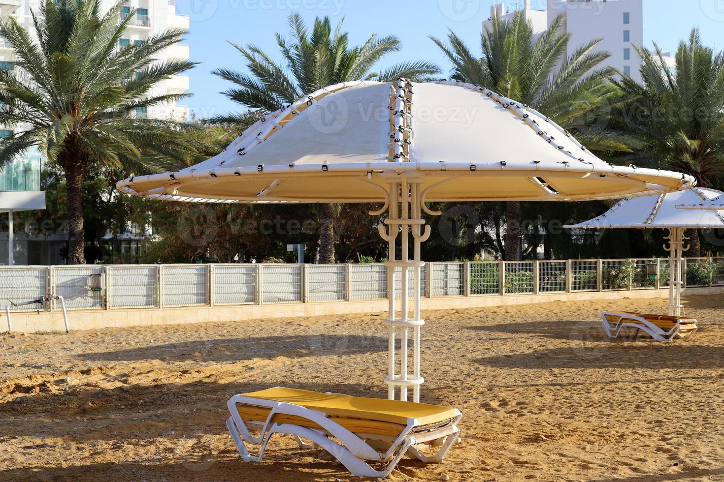 Canopy in the city park to protect from the scorching sun. 14259055