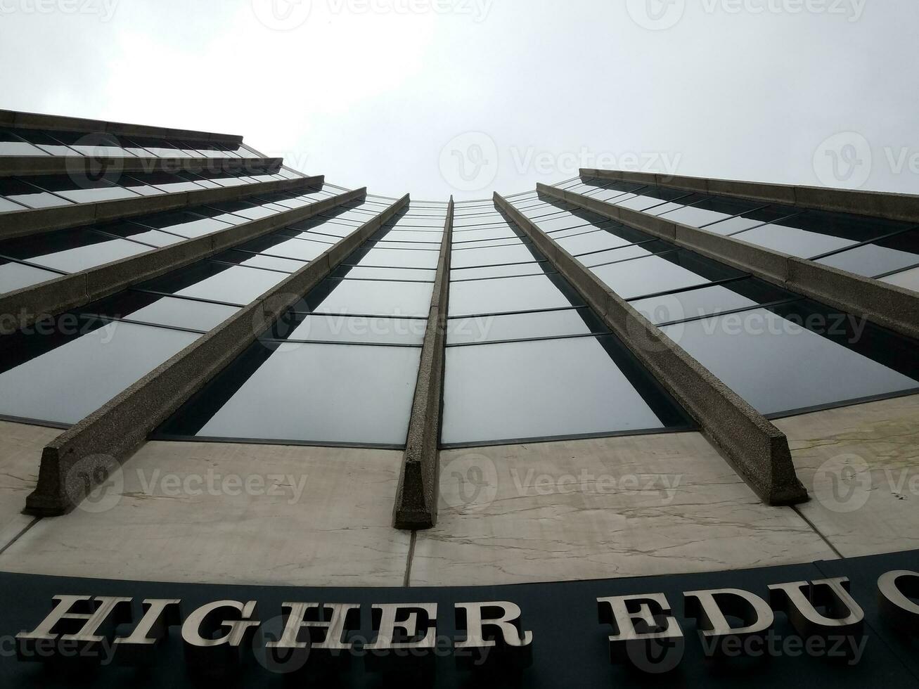 mirando hacia el alto rascacielos del edificio de educación superior foto