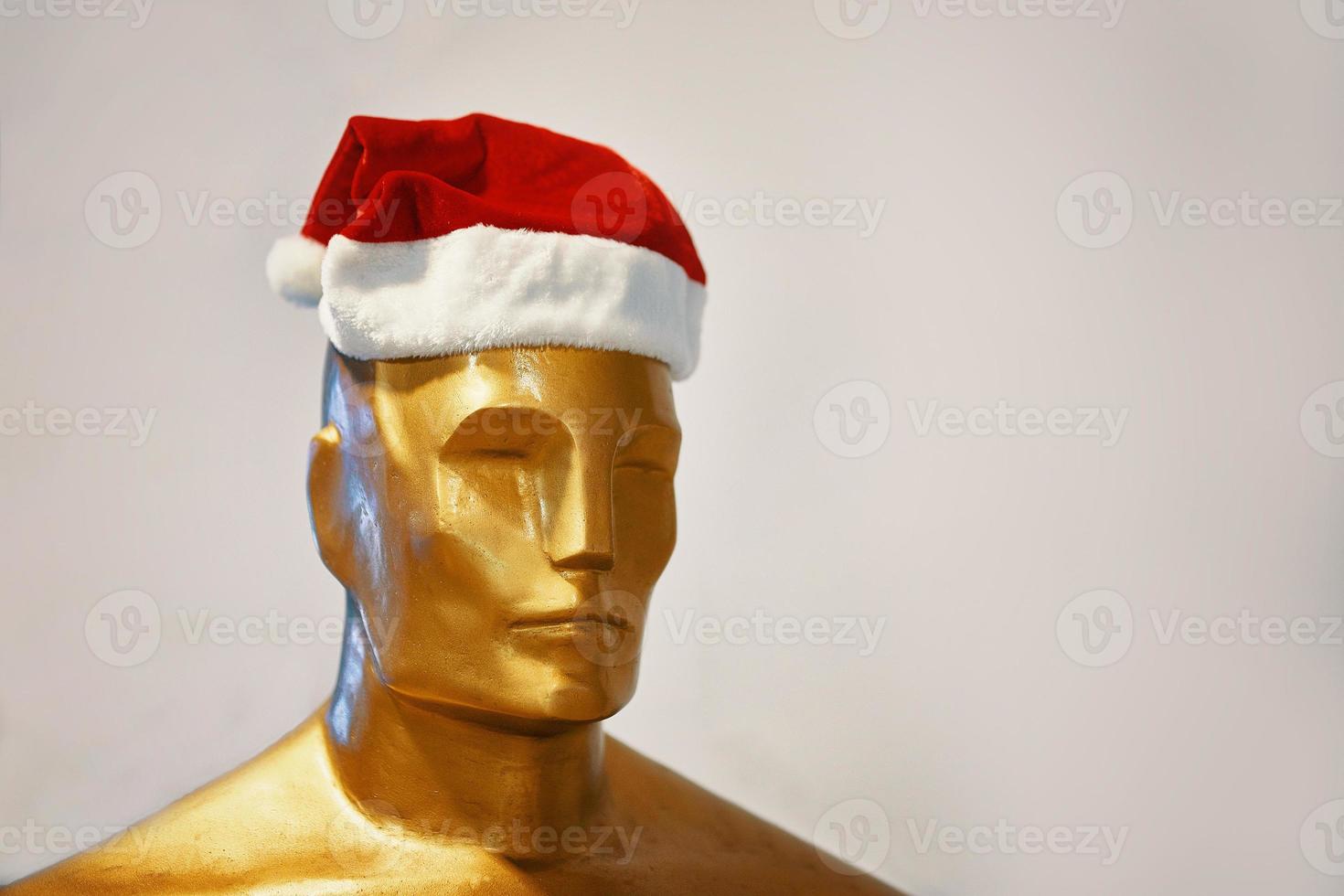 cabeza de figura dorada de hombre con sombrero de santa claus. foto