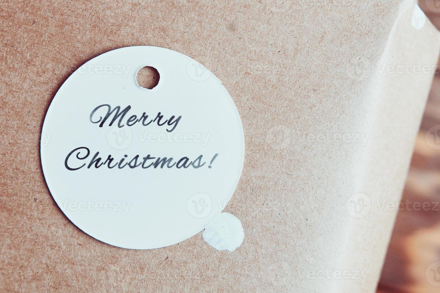 etiqueta redonda de cartón con inscripción de feliz navidad. foto