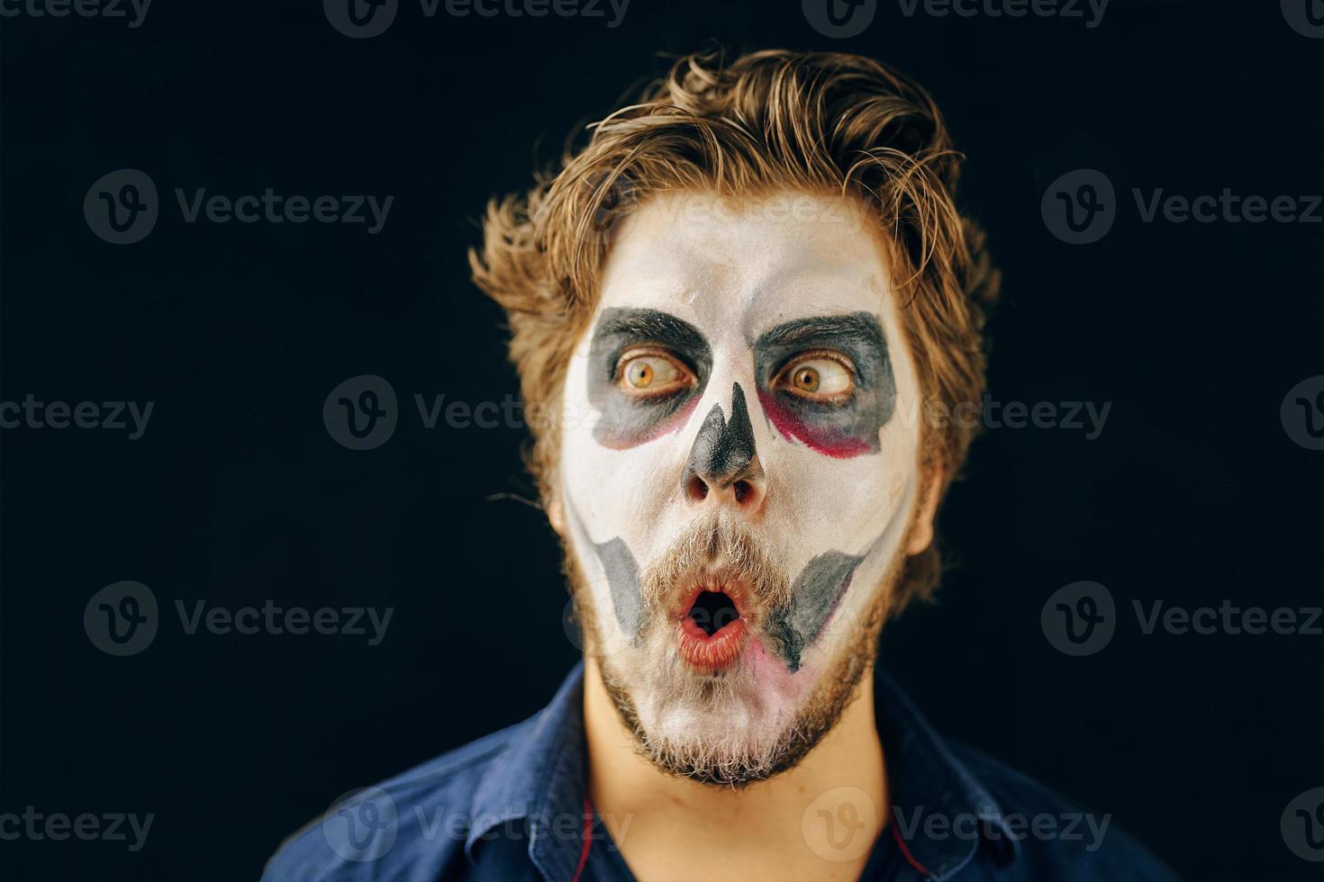 hombre enmascarado del día de la muerte en halloween foto