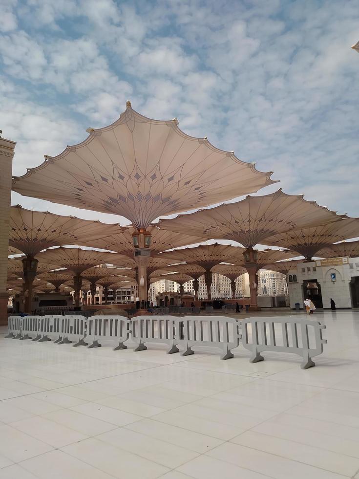 medina, arabia saudita, 2022 - la construcción de paraguas en la plaza de al-masjid an-nabawi o la mezquita del profeta muhammed protegen a las personas del sol durante el día y funcionan como luces por la noche foto