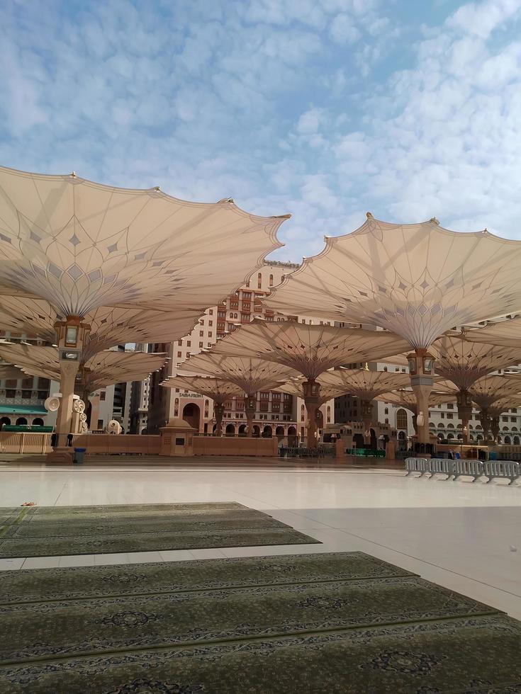 Medina, Saudi Arabia, 2022 - Umbrella construction on the square of Al- Masjid An-Nabawi or Prophet Muhammed Mosque are protecting people from sun at daytime and work as lights at night 14261082 Stock Medina, Saudi Arabia, 2022 - Umbrella construction on the square of Al- Masjid An-Nabawi or Prophet Muhammed Mosque are protecting people from sun at daytime and work as lights at night 14261082 Stock