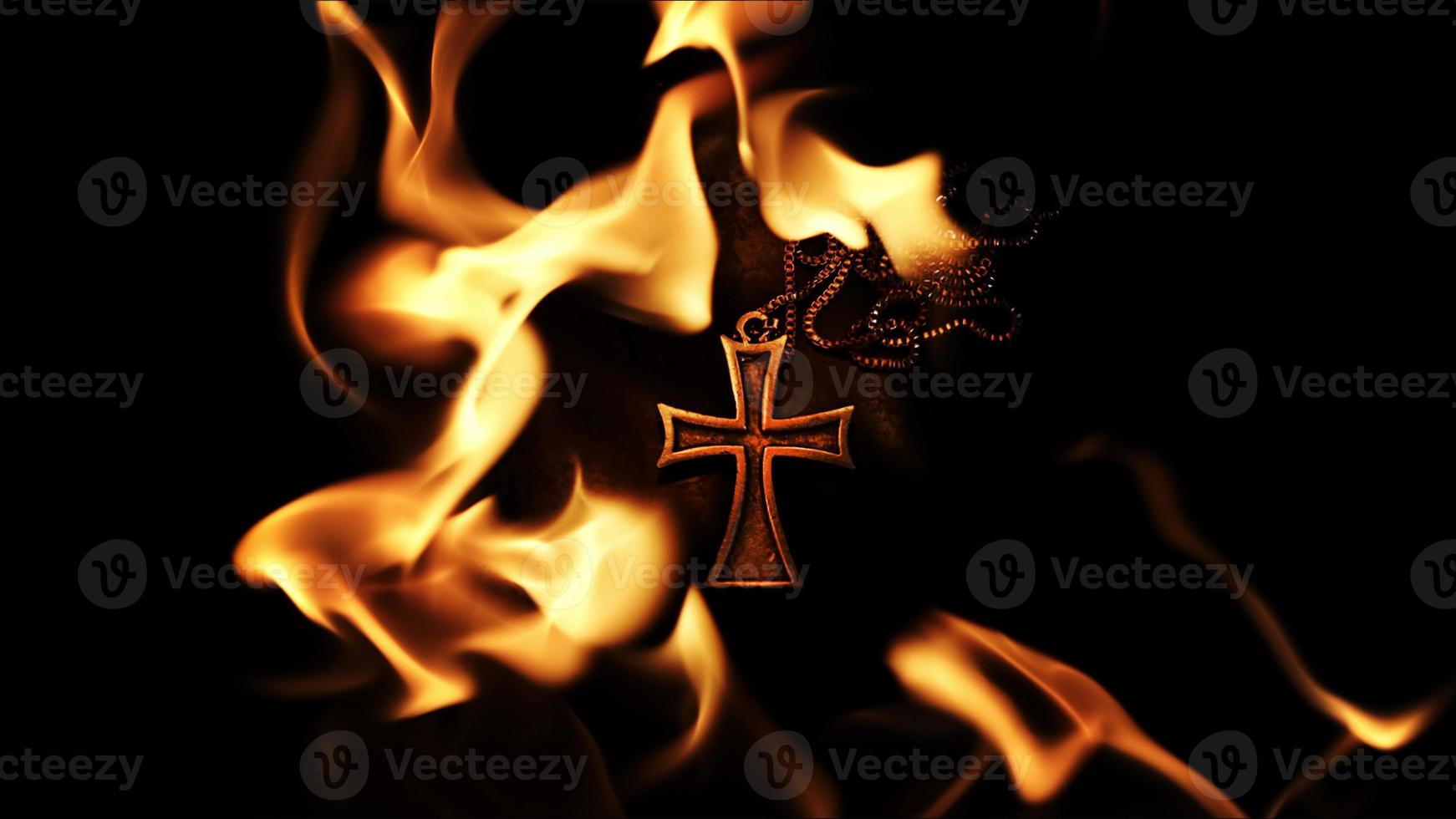símbolo cristiano cruz en llamas foto