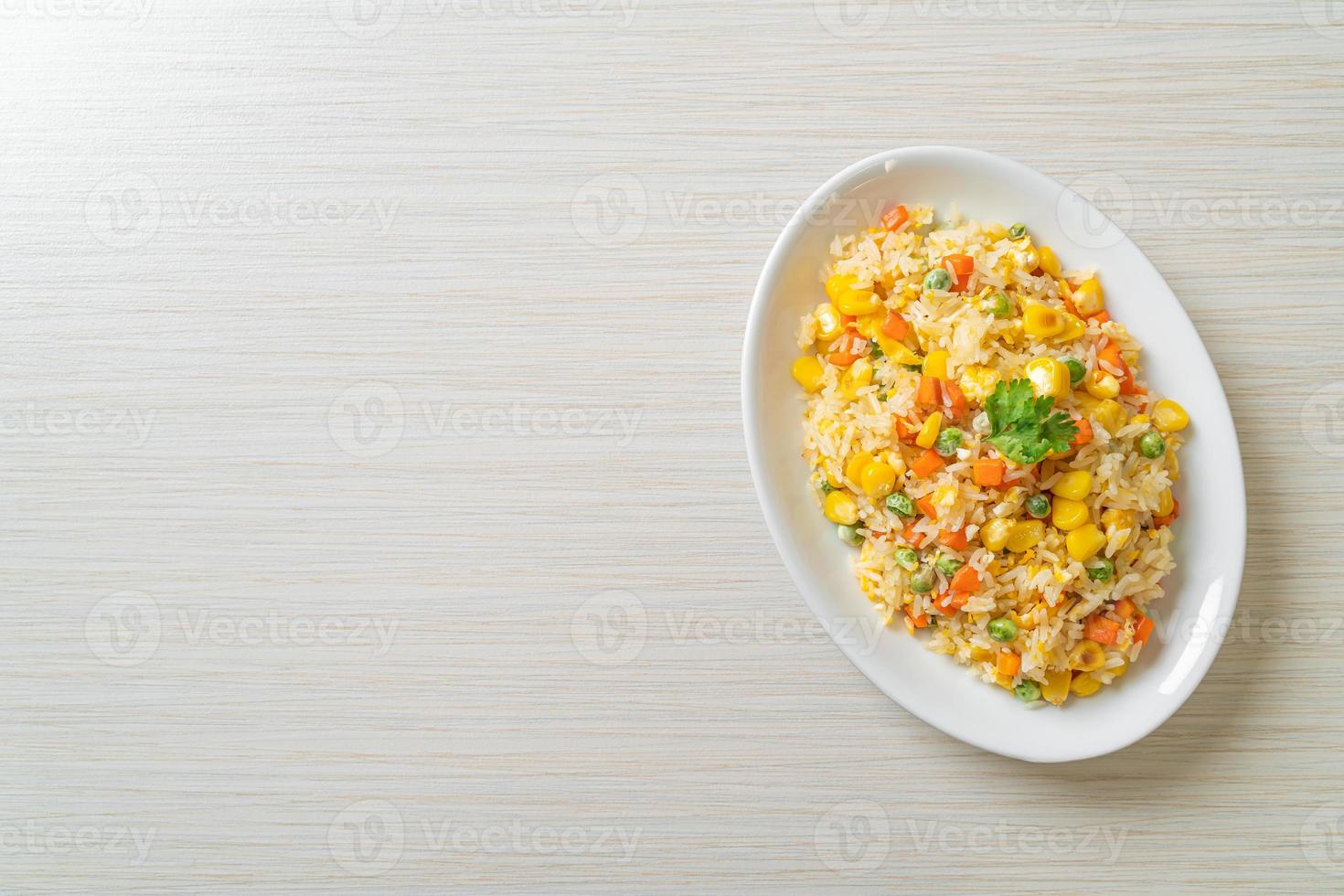 arroz frito con vegetales mixtos foto