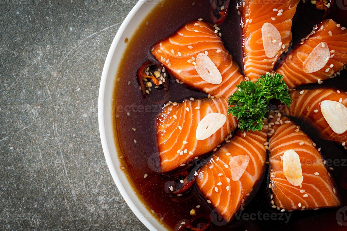 shoyu marinado con salmón o salsa de soja en escabeche con salmón foto