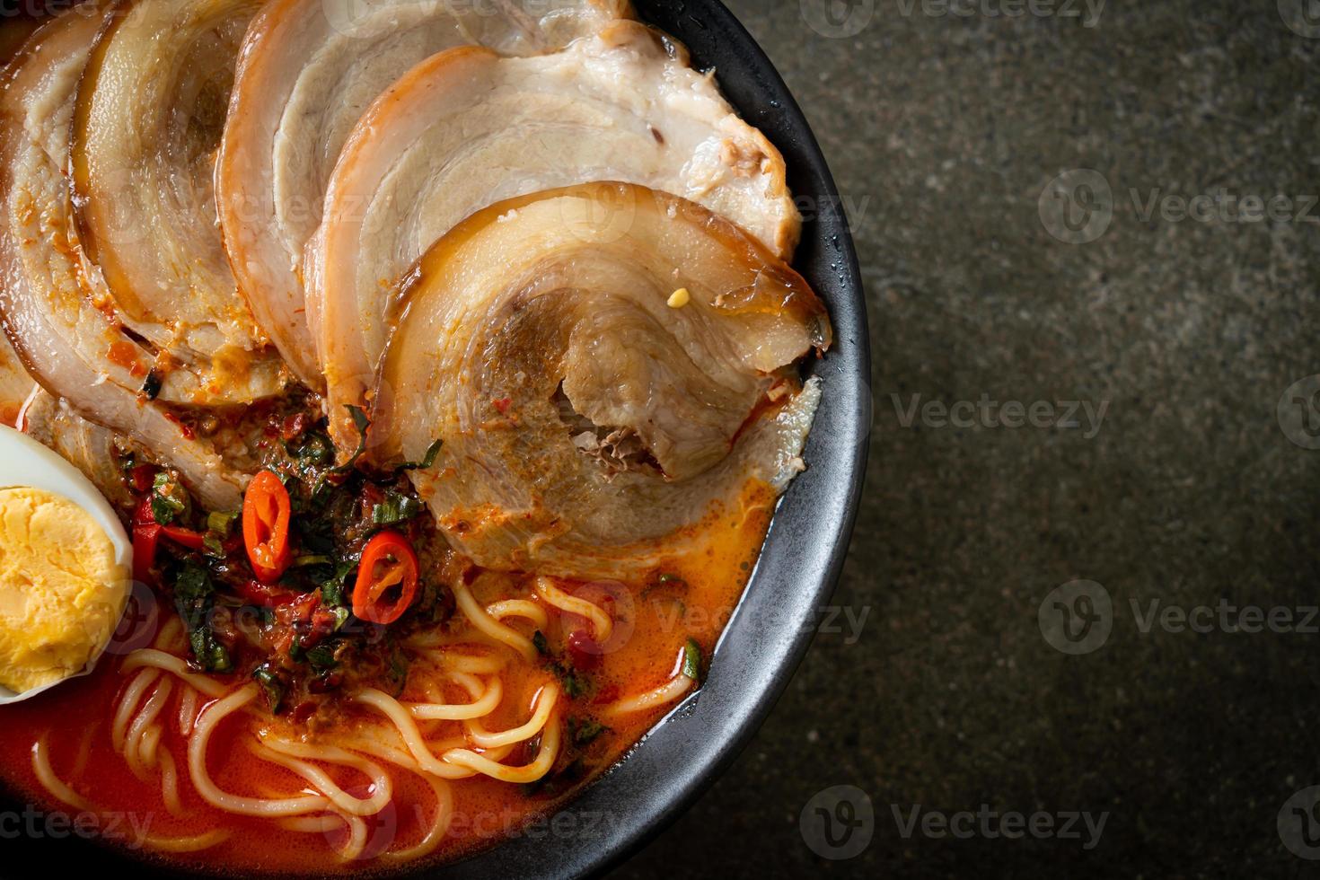 fideos ramen sopa tomyum picante con cerdo asado foto