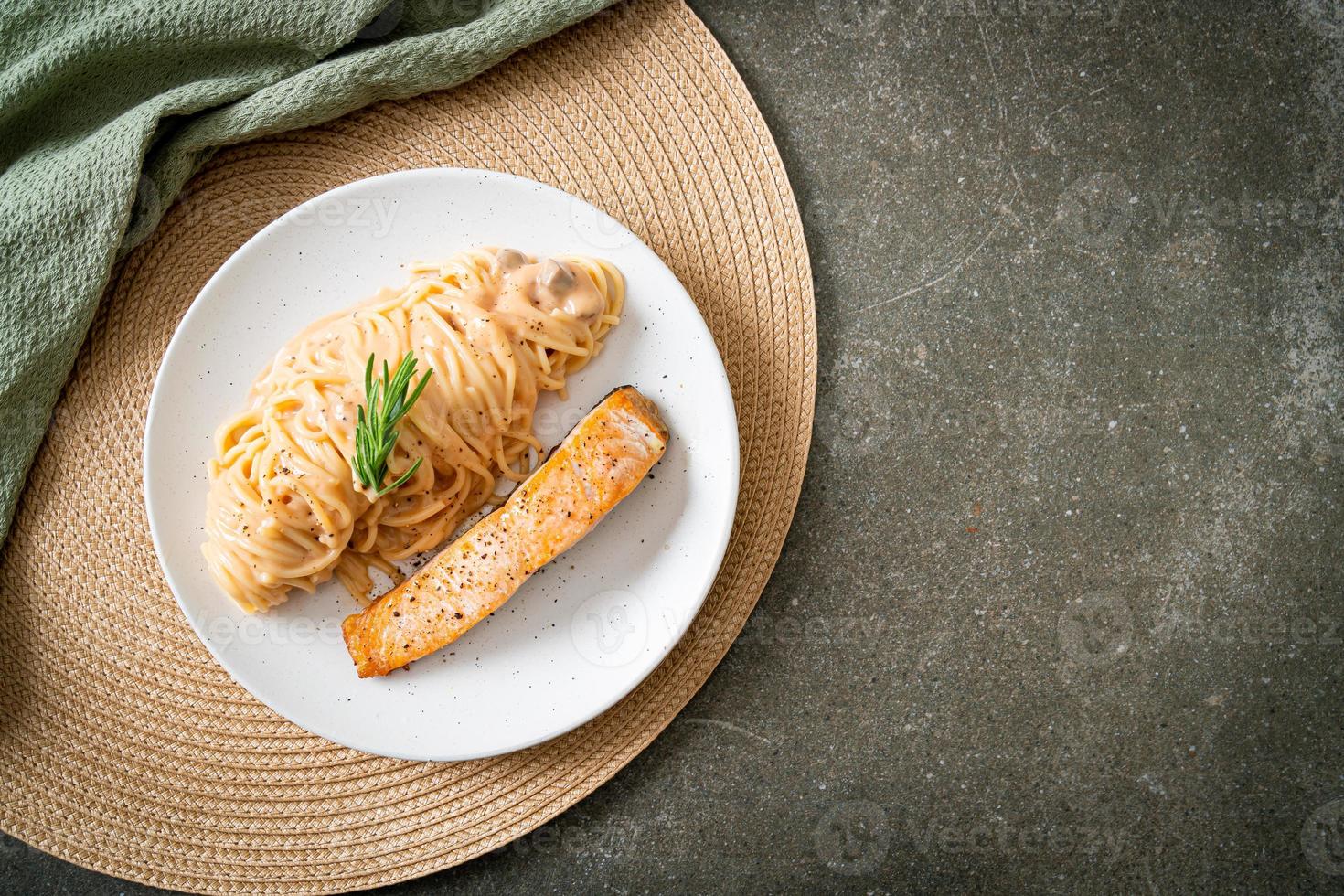 Salmón a la parrilla con espagueti salsa cremosa de tomate foto