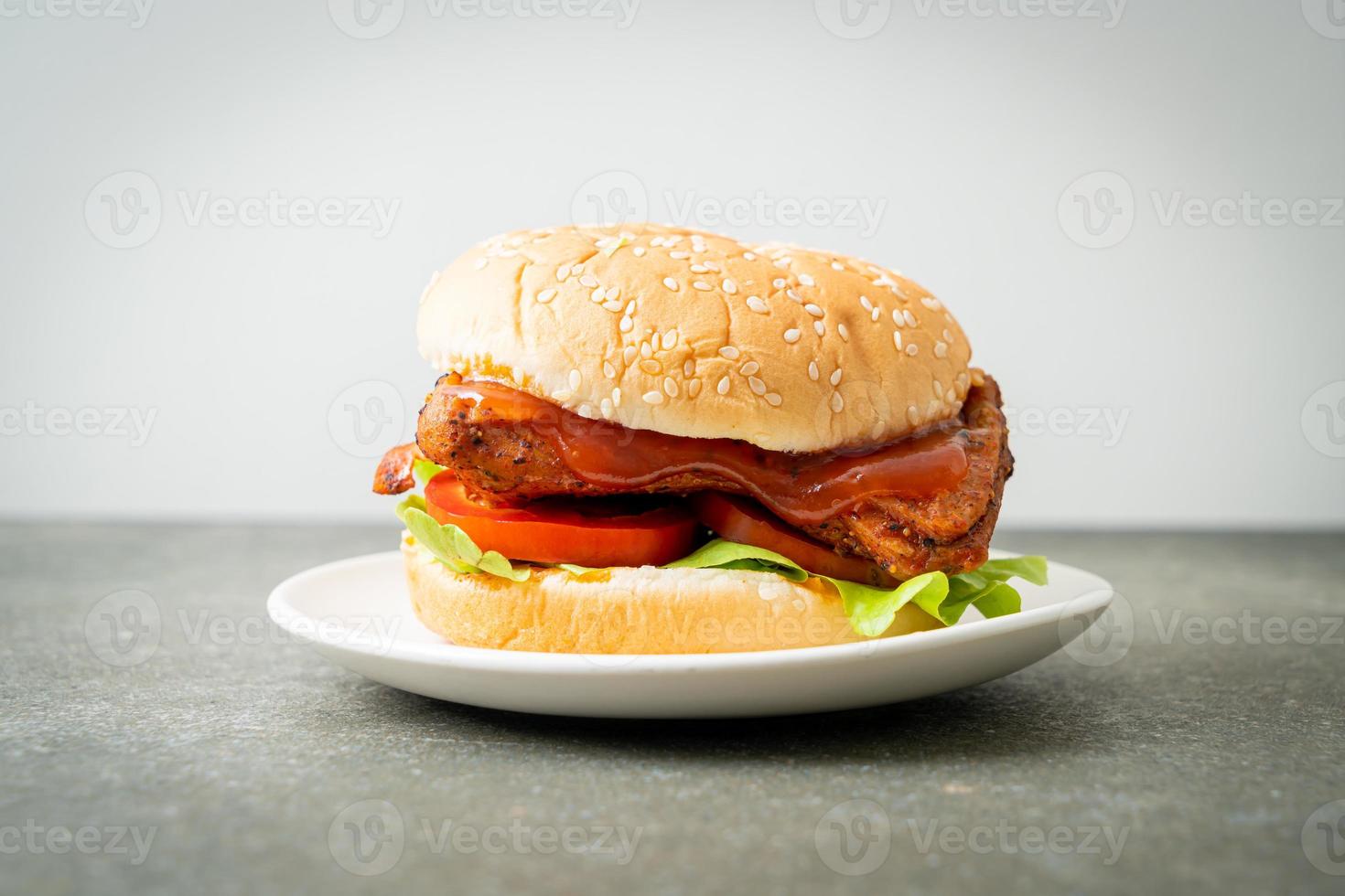 Hamburguesa de pollo a la parrilla con salsa en un plato foto