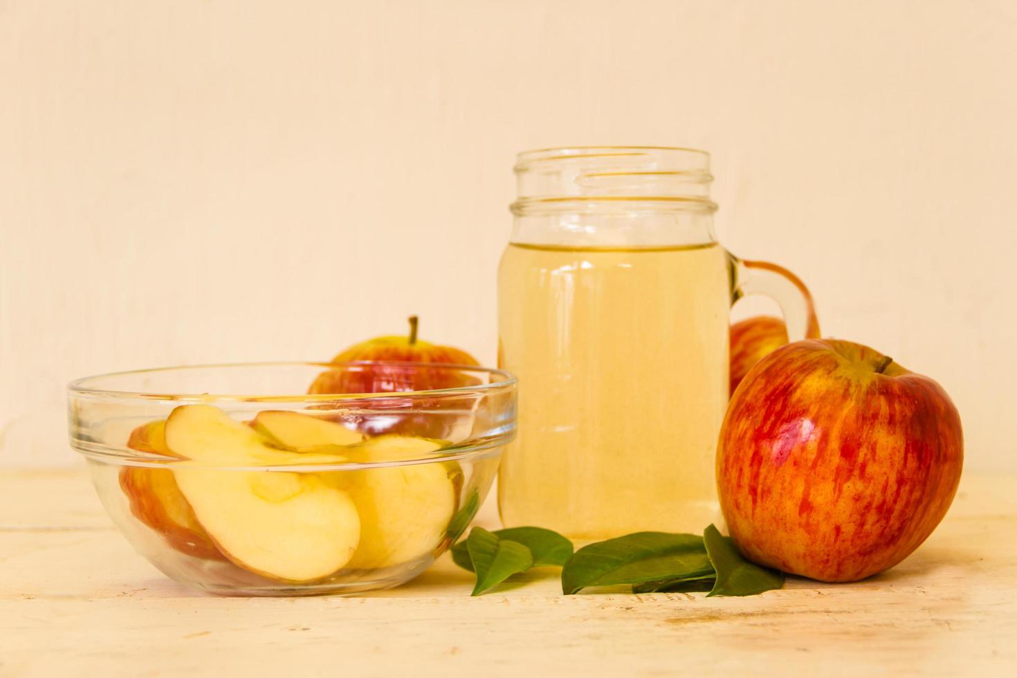 preparación de vinagre de sidra de manzana orgánica saludable foto