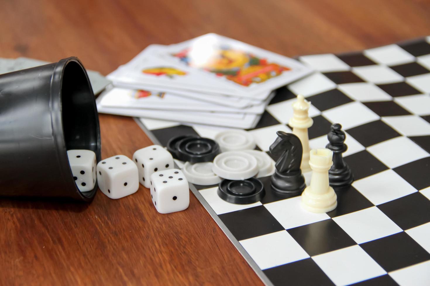 mezcla de juegos de mesa de copas dados cartas de póquer español ajedrez y damas foto