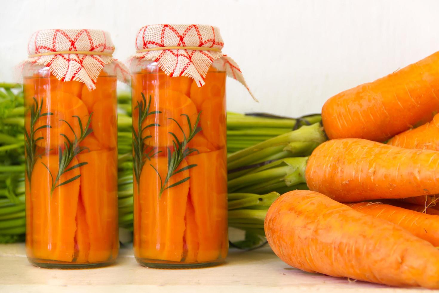 preparación artesanal de encurtido de zanahorias orgánicas frescas foto