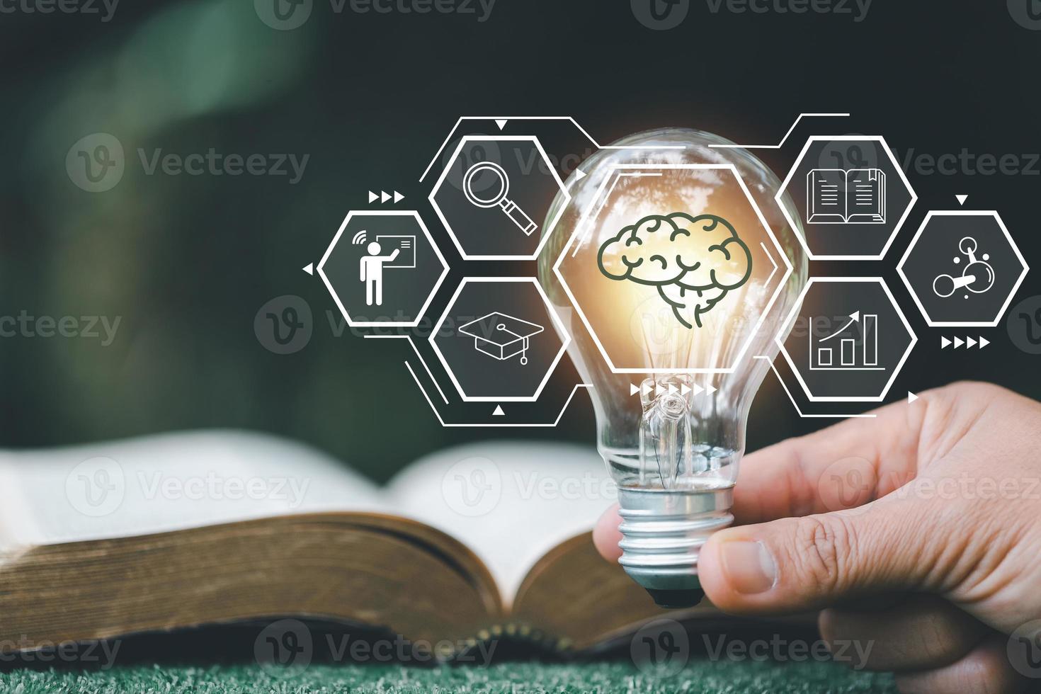 bombilla de luz brillante e icono con libro. idea de éxito empresarial y concepto de educación o aprendizaje en línea. logro e inspiración de la persona de negocios. tecnología, crea imaginación para inspirarte. foto