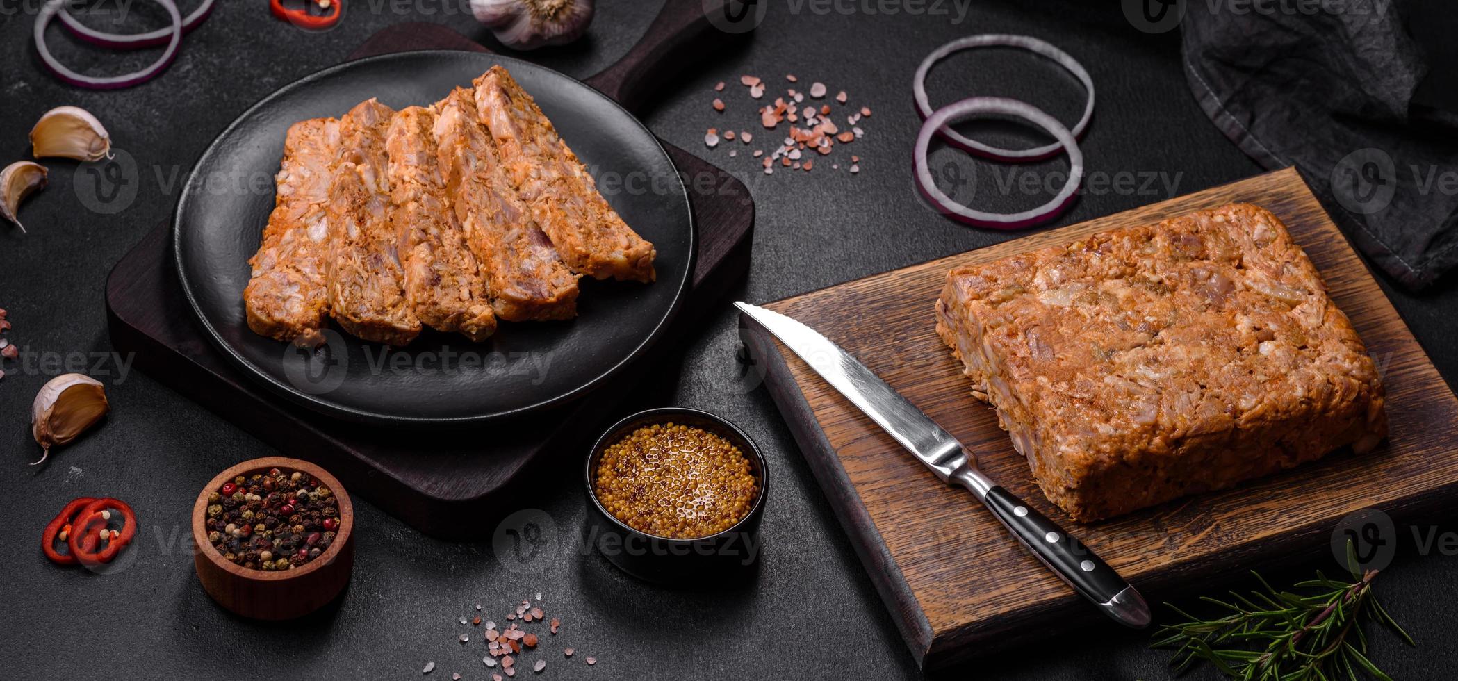 carne sabrosa o rollo en una tabla de cortar de madera con especias y hierbas foto