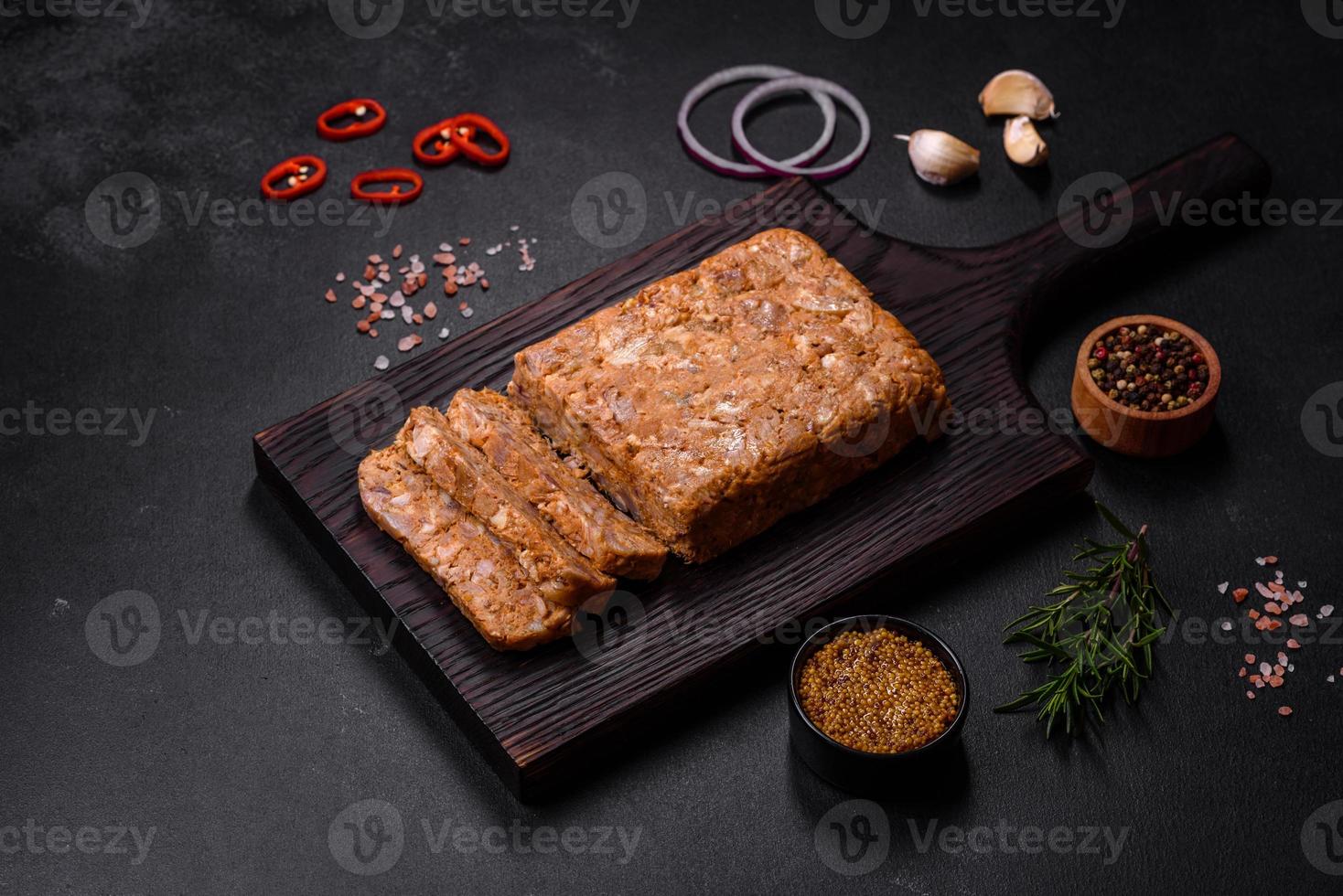 carne sabrosa o rollo en una tabla de cortar de madera con especias y hierbas foto