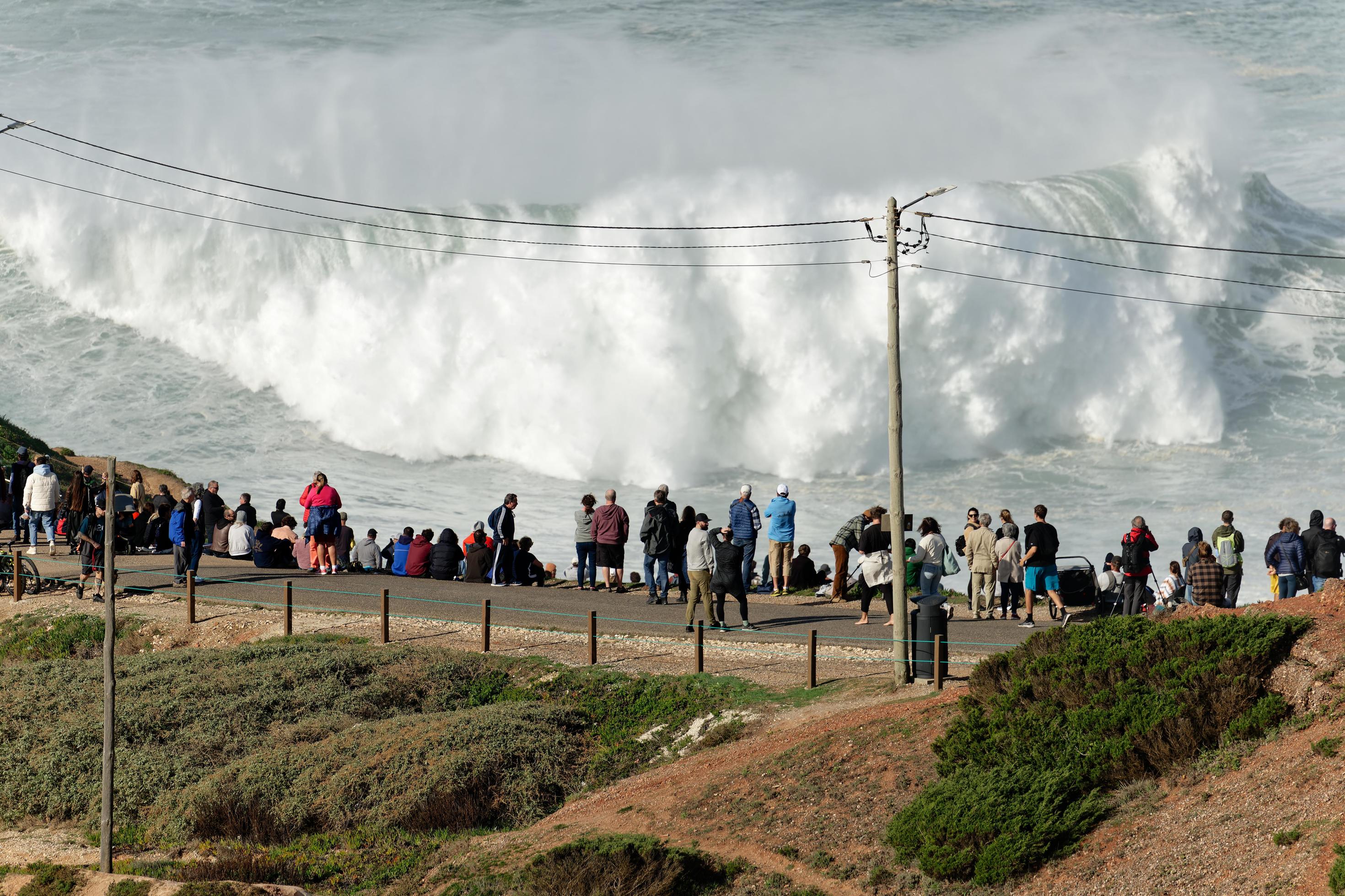 nazare, portugal 7 de noviembre de 2022 personas viendo las grandes