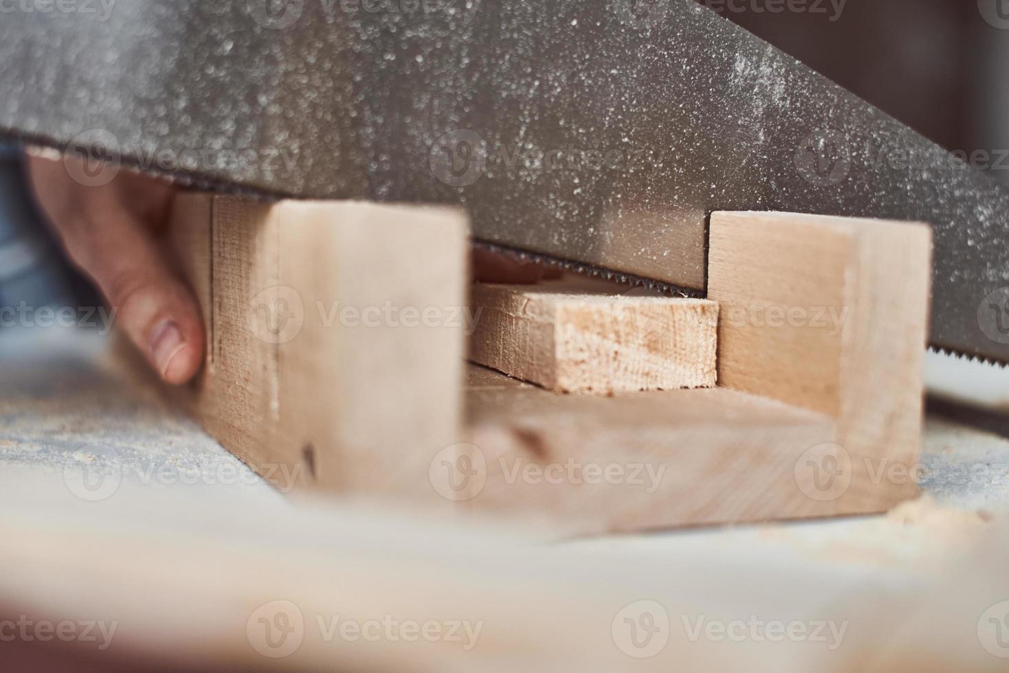 proceso de aserrado de una tabla de madera. concepto de carpintería y  fabricación de muebles de bricolaje 14263854 Foto de stock en Vecteezy