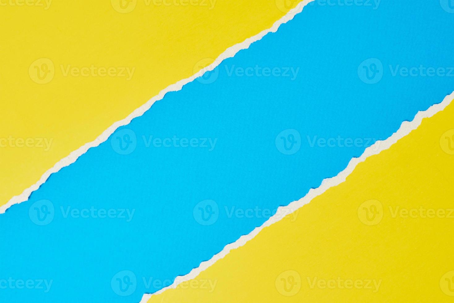 borde de papel rasgado con un espacio de copia, fondo de color azul y amarillo foto