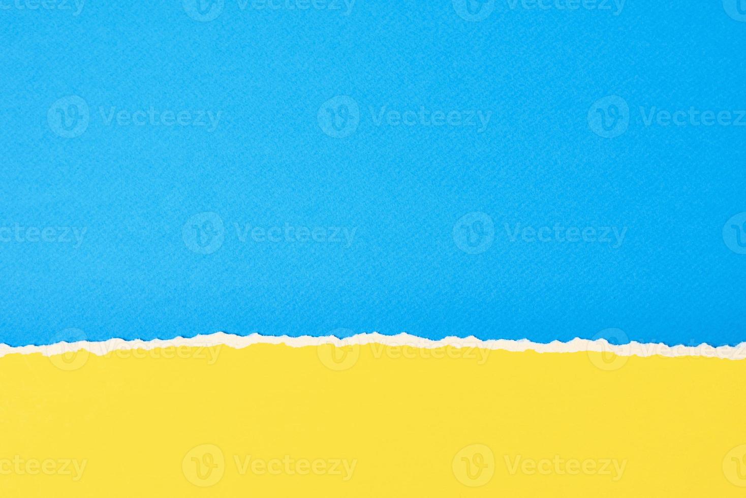 borde de papel rasgado con un espacio de copia, fondo de color azul y amarillo foto