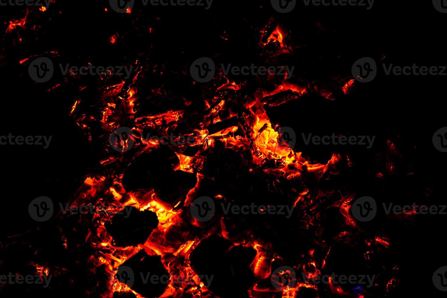 textura de llama de fuego. telón de fondo material en llamas. patrón de efecto de quemado. papel tapiz de fuego y antorcha. telón de fondo de calor y neblina. foto