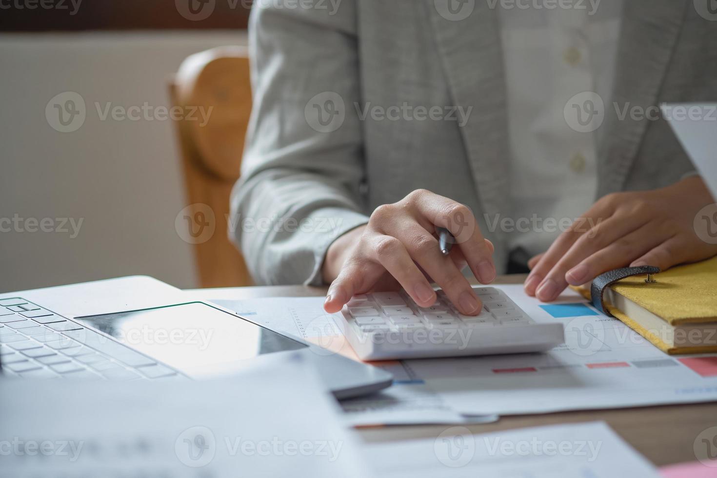 marketing, finanzas, contabilidad, planificación, equipo de uso comercial, calculadoras y tabletas portátiles de computadora de análisis gráfico para planificar estrategias de marketing y hacer inversiones rentables para la empresa. foto