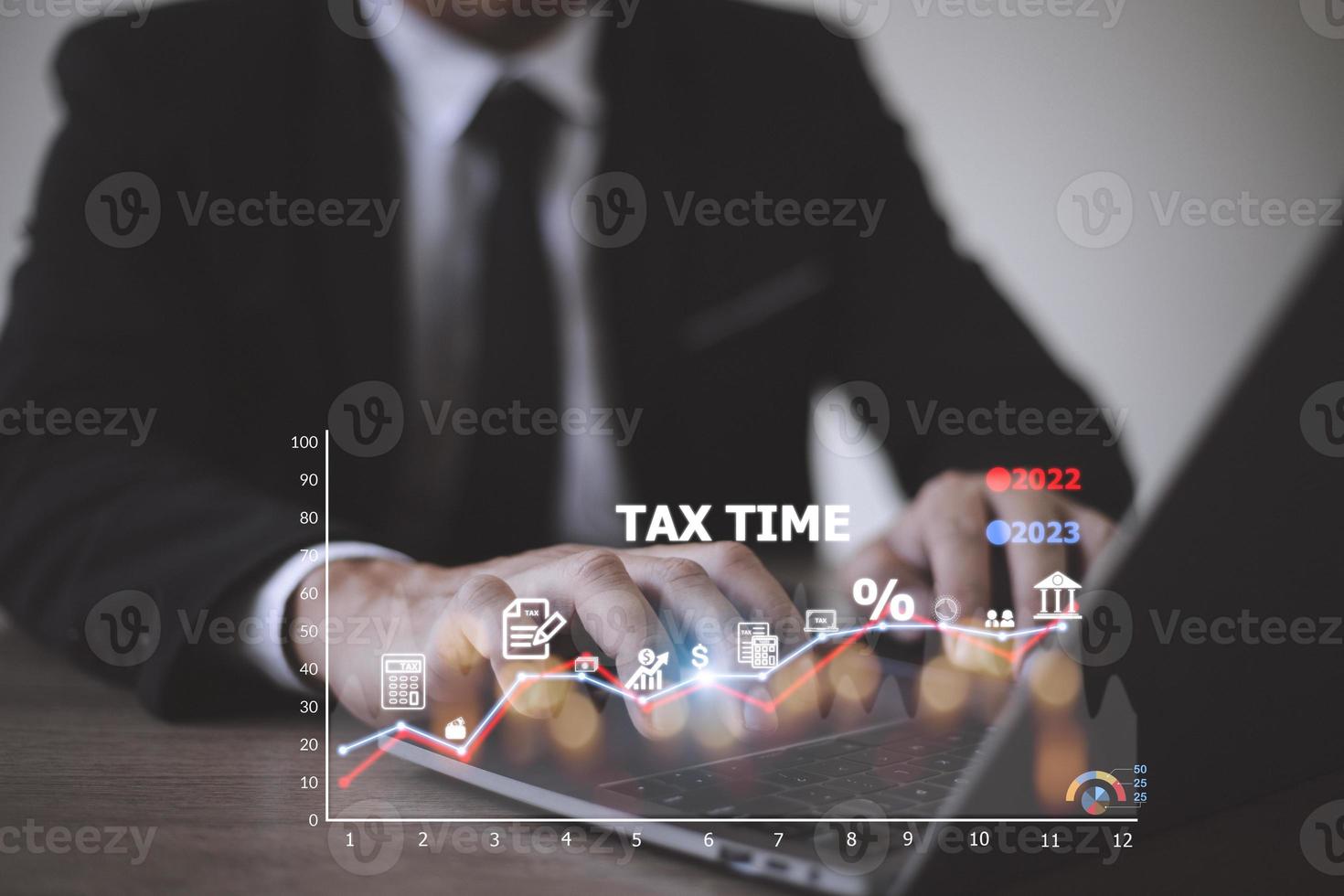 concepto de optimización del pago de impuestos finanzas comerciales, personas con ícono de impuestos en la pantalla de tecnología, impuestos sobre la renta y propiedad, antecedentes para empresas, individuos y corporaciones como IVA foto