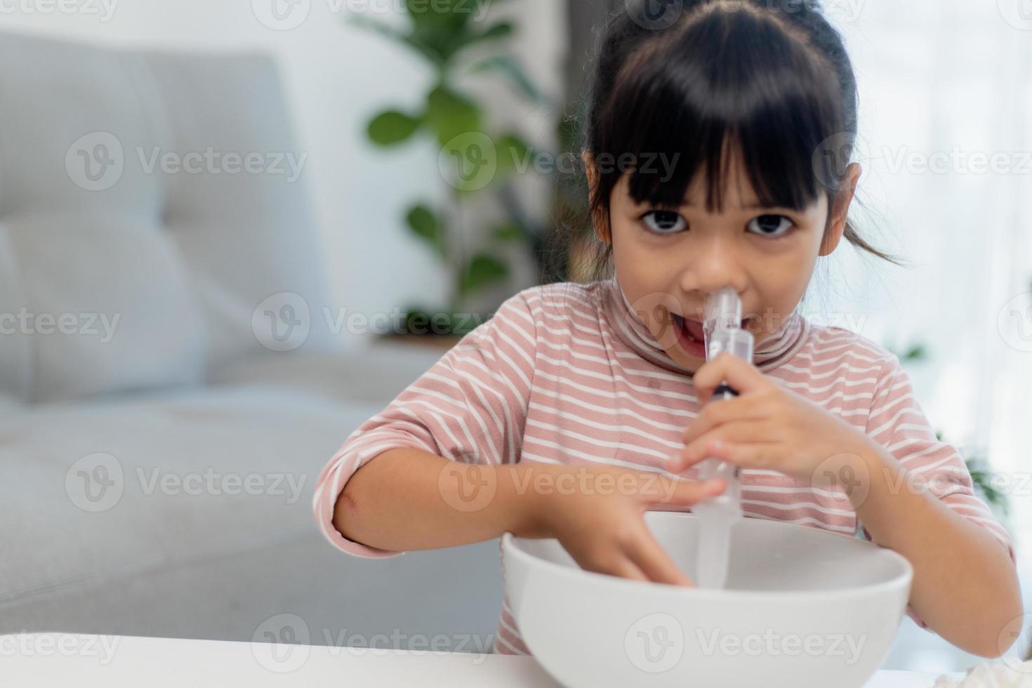 Lavado nasal. estudiantes asiáticos chica su nariz de enjuague la jeringa  con solución salina y aislado sobre fondo blanco Fotografía de stock - Alamy