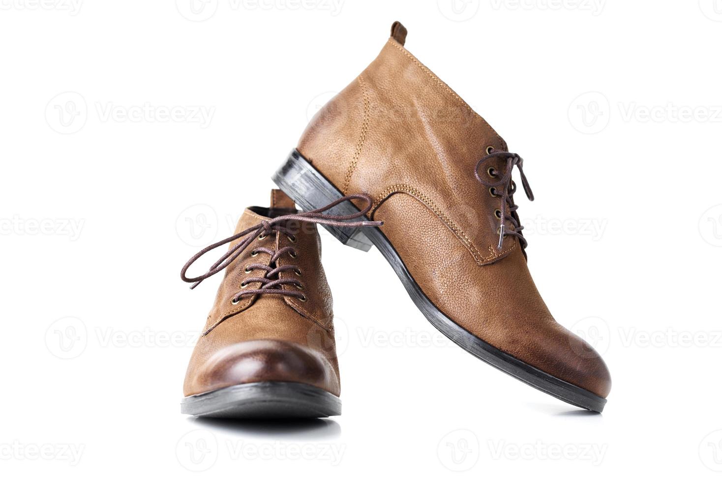 par de botas de mujer de cuero marrón en el fondo blanco aislado foto