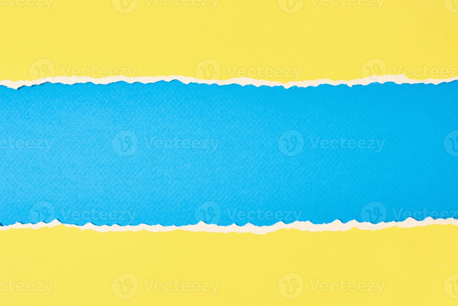 borde de papel rasgado con un espacio de copia, fondo de color azul y amarillo foto