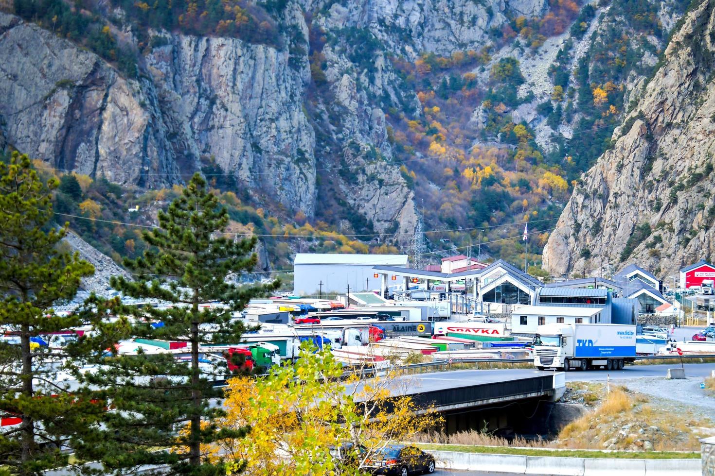 30 de octubre de 2022 -frontera de lars, georgia - los camiones se encuentran en el punto de control fronterizo georgiano-ruso del lado de georgia. crisis de guerra ucraniana rusa y concepto de emigración de rusos foto