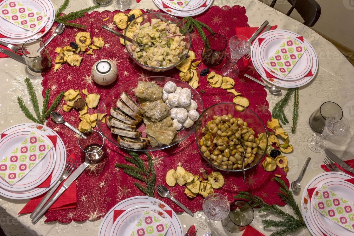 familia almorzando en casa, vista superior de la mesa con comida foto