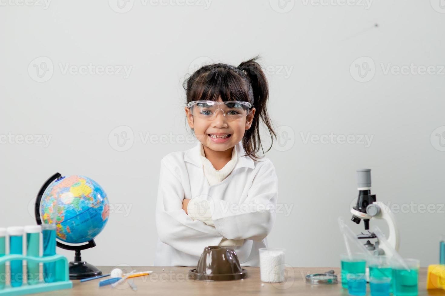 concepto de educación, ciencia, química y niños - niños o estudiantes con tubos de ensayo haciendo experimentos en el laboratorio escolar foto