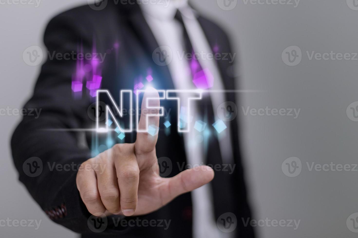 pantalla virtual táctil del dedo del hombre de negocios, concepto de tecnología de cadena de bloques de arte criptográfico digital token nft foto