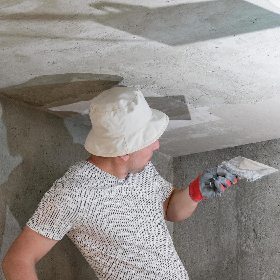 Application of lime plaster on the ceiling, repair work with environmentally friendly lime. photo